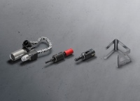 Komplettset für die schnelle, wirtschaftliche und nachträgliche Herstellung von Anschlüssen in vorhandene Industrie- und Heizungsanlagen aus dickwandigem Stahlrohr (v. l.): die Bohrvorrichtung mit Anschluss zur Absaugung, die Bohrspindel mit Bohrkrone, das abgestimmte Einpresswerkzeug und die Positionierungshilfe gegen ungewolltes Verrutschen beim Verpressen.