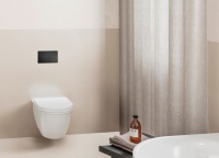 Die neuen WC-Betätigungsplatten „Visign for Style“ sind in Mattschwarz in verschiedenen Designs erhältlich. Die gewünschte Raumwirkung wird auf diese Weise harmonisch unterstützt, ohne dominant zu wirken. <br />Bild: Viega