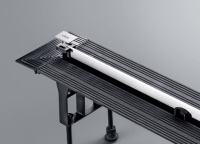 Die stufenlos verstellbaren Füße passen die Oberkante der Duschrinne exakt an die Bodenhöhen an. 