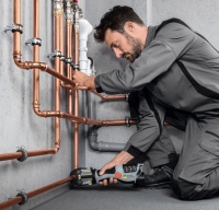 Mit der „Pressgun Picco 6 Plus“ kann dank Inline-Bauform und einem Gewicht von lediglich 1,6 kg selbst unter extrem beengten Platzverhältnissen einhändig gearbeitet werden.<br />Bilder: Viega