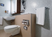 Insgesamt 28 hochwertige Duschbäder in elegantem Design laden dazu ein, sich nach dem Flug zu erfrischen - in privater Atmosphäre. Mit dem Vorwandsystem Eco Plus von Viega konnte die hier geforderte niedrige Bauhöhe von 84 cm umgesetzt werden. Foto: Viega