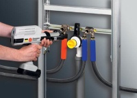Das Raxofix-Rohrleitungssystem lässt sich auch bei eingeschränkten Platzverhältnissen mühelos verarbeiten. 