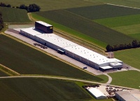 Ausbau Viega-Standort Niederwinkling: In der 20.000 Quadratmeter großen Produktionshalle werden Rohrleitungen aus Kunststoff für Sanitär, Heizung und Flächentemperierung gefertigt.Foto: Viega