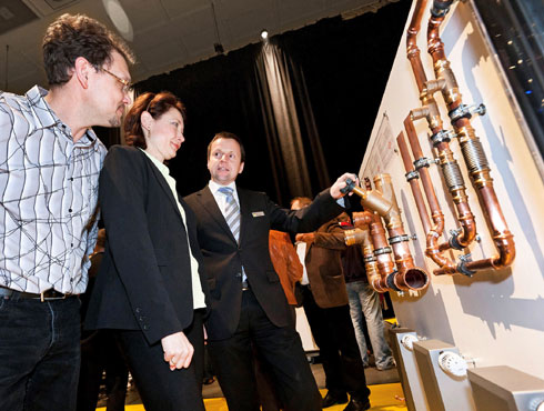 Viega hat den kompletten ISH-Messe-Stand auf die „Roadshow“-Tour...