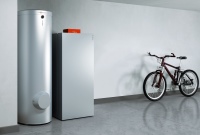 Alle seit 1. April 2017 verkauften Viessmann Vitocell 300 Speicher-Wassererwärmer aus Edelstahl haben jetzt eine Garantie von 10 Jahren auf Undichtigkeit durch Korrosion.<br />Bild: Viessmann Werke
