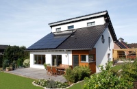 Die passende Lösung für jeden Anwendungsfall: Für hohe ästhetische Ansprüche sind ganz in Schwarz gehaltene Ausführungen des Viessmann Photovoltaikmoduls Vitovolt 300 lieferbar.<br />Bild: Viessmann Werke