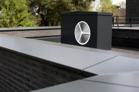 Die hier individuell verkleidete Luft/Wasser-Wärmepumpe WPL 25 A ist schalloptimiert aufgestellt. Die Wärmepumpenregelung steigert den Eigenverbrauch von erzeugtem Solarstrom durch den optimal gesteuerten Betrieb der Wärmepumpe.