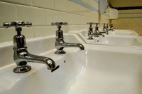 Stand die Trinkwasseranlage in einem Gebäude längere Zeit still, sollten alle Zapfstellen zur ausreichenden Zirkulation in den Leitungen geöffnet werden.<br />Bild: LNTH / pixabay<br />