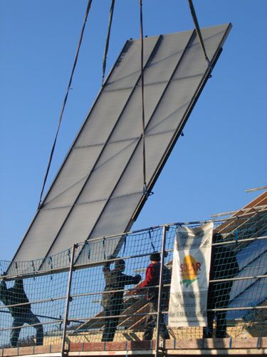 Die Solarkollektorverlegung beim 100%- Solarhaus in...