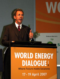 Stephan Kohler, Vorsitzender der Geschäftsführung Deutsche Energie Agentur GmbH (dena) erläutert den Energy Efficiency Award.