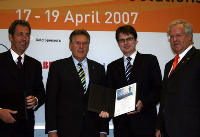 (v.l.n.r) Stephan Kohler; Michael Glos, Bundesminister für Wirtschaft und Technologie; Ralf Hoppe, Geschäftsführer Weidmüller Interface GmbH & Co. KG; Sepp D. Heckmann, Vorstandsvorsitzender Deutsche Messe.