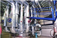 An den Zortström-Hauptverteiler im Kesselhaus der NürnbergMesse sind 22 Systemkreise an drei Temperaturebenen angeschlossen. Die mittlere Temperaturebene nimmt die Wärme auf, die über die Abgaswärmetauscher zur Brennwertnutzung gewonnen wird.	