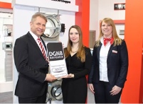 DGNB-Mitarbeiterin Claudia Wartmann (Mitte) überreichte.......