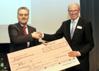 Heinz Harling (rechts), Vorsitzender der Jury des „Glocal Enterprise Award“, übergab Dr. Thomas Schweisfurth, Vorstandssprecher der WILO SE, eine mit der Auszeichnung verbundene Spende von 15.000 Euro. Das Geld wird von der WILO SE an das SOS-Kinderdorf im kenianischen Mombasa weitergeleitet.