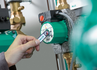 Mit dem „Wilo-Drehrichtungsindikator“ kann eine schnelle Funktions- und Drehrichtungskontrolle an Pumpenmotoren vorgenommen werden. Hierzu wird er mittig vor den Motor gehalten. Läuft die Pumpe, beginnt auch die rot/weiße Scheibe des Testers in gleicher Drehrichtung wie der Motor zu rotieren.