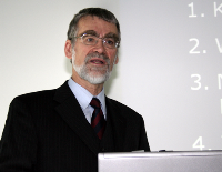 Prof. Dr.-Ing. habil. Wolfgang Richter hat eine Heizenergieeinsparung von rund 20 Prozent beim Dezentralen Pumpensysten gegenüber dem Thermostatventilsystem ermittelt.