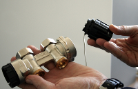 Mit einer Vierteldrehung lässt sich die Pumpe in den Pumpenadapter einschrauben. Und das besondere dabei ist, das dies auch bei befülltem System aufgrund spezieller Dichttechnik erfolgen kann.