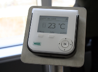 Mit dem Raumbediengerät lässt sich die Temperatur für jedes Zimmer individuell einstellen sowie auch verschiedene Absenkzeiten im Tages- und Wochenverlauf programmieren.