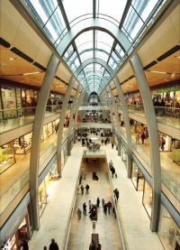 Die Europa Passage in Hamburg verfügt über 30.000 m² Einzelhandelsfläche, die sich auf fünf Ebenen verteilt. Bei jedem Wetter laden hier 120 Geschäfte zum Shoppen und Flanieren ein.