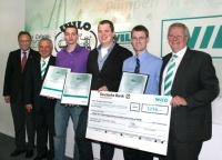 Die drei Erstplatzierten im praktischen Leistungswettbewerb Manuel Esser (3. v. r.), Tim Hansmann (3. v. l.) und Sascha Meyer (2. v. r.) werden von Peter Stamm (2. v. l.), Wilo-Vertriebsleiter für Deutschland, Österreich und die Schweiz, Hans-Joachim Hering (links), Landesinnungsmeister des Fachverbands Sanitär-Heizung-Klima NRW, und Udo Kunz (rechts), Wilo-Leiter Vertrieb und Marketing Heizung Deutschland mit dem Wilo-Förderpreis NRW 2011 ausgezeichnet. Bild: WILO SE<br />