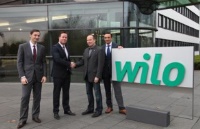 Eric Lachambre (COO WILO SE), Oliver Hermes (CEO WILO SE), Enrico Götsch (Geschäftsführer GEP) und Carsten Krumm (Vertriebsleiter D-A-CH WILO SE) nach der Vertragsunterzeichnung (v.l.). Bild: Wilo SE
