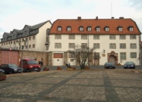 Ein Großteil der Justizvollzugsanstalt Ziegenhain im nordhessischen Schwalmstadt befindet sich in einem ehemaligen Jagdschloss, dessen älteste Bauteile aus dem 12. Jahrhundert stammen. Für die Senkung des Heizenergie- und Stromverbrauchs setzte man demgegenüber auf das innovative, haushaltsneutrale Finanzierungsinstrument Energiespar-Contracting.
