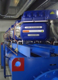 Zwei Turbokältemaschinen mit einer gemeinsamen Kälteleistung von 2,48 MW erzeugen eine Kaltwasservorlauftemperatur von 5°C.