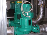 Jeder Kältemaschine sind eigene Kaltwasserpumpen zugeordnet. Hier kommen Inlinepumpen der Serie „Wilo-CronoLine-IL“ zum Einsatz. Die Versorgung der Verdampferkreisläufe erfolgt dezentral über eine gemeinsame Verteilleitung. Durch eine hydraulische Weiche sind die Kältemaschinen vom Kaltwasser-Verteilernetz hydraulisch entkoppelt. Auch zur Rückkühlung wird jede Kältemaschine von einer eigenen Kühlwasserpumpe versorgt.