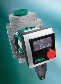 Die neue Hocheffizienzpumpe „Wilo-Stratos PICO“ geht auch mit ihrem innovativen Design neue Wege. Sie ermöglicht bis zu 90 % Stromeinsparung gegenüber ungeregelten Heizungspumpen, ist besonders kompakt und zeichnet sich durch ein großes, übersichtliches Display aus. Als Besonderheiten verfügt sie zudem über eine automatische Entlüftungsfunktion und einen patentierten werkzeuglosen Stromanschluss.