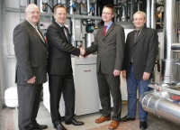 Mitte November 2008 erfolgte die Übergabe der Großwärmepumpe durch STIEBEL ELTRON an Wilo (v.l.n.r.): Thomas Merscheim, OEM Manager Deutschland WILO SE, Dr. Holger Krasmann, Vorstand Operations WILO SE, Dr. Kai Schiefelbein, Geschäftsführer Technik und Entwicklung STIEBEL ELTRON sowie Michael Schaumlöffel, Leiter Produktentwicklung Wärmepumpen und Lüftungssysteme bei STIEBEL ELTRON. Foto: Wilo