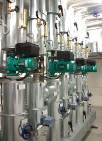 In Heizkreisen mit großen Volumenströmen bzw. hoher Förderhöhe sichern elektronisch geregelte Trockenläuferpumpen der Baureihe „Wilo-VeroLine IP-E“ die Versorgung. Mit ihnen können im Vergleich zu ungeregelten Pumpen Energieeinsparungen von bis zu 50 % erzielt werden.