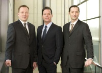 Der Vorstand der WILO SE: Oliver Hermes (Mitte), Vorstandssprecher und operativ zuständig für das Ressort Finanzen, Controlling und Personal, Dr.-Ing. Holger Krasmann (links), Vorstand Technik und Produktion, sowie Eric Lachambre (rechts), Vorstand Vertrieb und Marketing. Bild: Wilo
