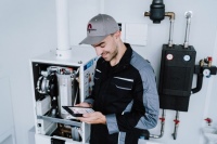 Mit dem robusten SHK Workpad lassen sich alle Betriebsprozesse vor Ort abwickeln. Damit ist auch die Dokumentation von Inbetriebnahmen ganz einfach. <br />Bild: WOLF