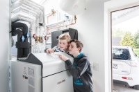 Wärmepumpen sind ideal geeignet, Heizung und Warmwasserbereitung effizient, hygienisch und zukunftssicher zu übernehmen. Im Einfamilienhaus spielt das Thema Legionellen keine Rolle, und auch bei größeren Objekten sind hygienische Lösungen Standard.  Bild: Stiebel Eltron 