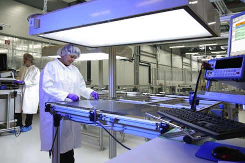 Die visuelle Prüfung eines CIS-Moduls bei Würth Solar...