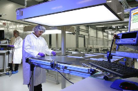 Die visuelle Prüfung eines CIS-Moduls bei Würth Solar.