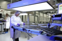 Die visuelle Prüfung eines CIS-Moduls bei Würth Solar.......