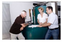 Alte Kaminöfen müssen bis Anfang<br />2015 ausgemustert oder nachgerüstet<br />werden, überschreiten sie die<br />Feinstaub- und Kohlenmonoxid-<br />Grenzwerte. Einen Kaminofen-Check führen<br />Fachleute durch.<br />Fotos: Zukunft Altbau