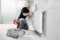 Der filigrane Design-Heizkörper Zehnder Zmart ist dank frei positionierbarer 360°-Anschlüsse und verstellbarer Wandkonsole in jeder Bausituation leicht zu montieren.
