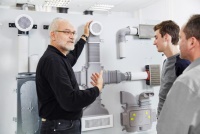 An der „Systemwand“ werden die individuellen Verlegemöglichkeiten der Zehnder Luftverteil-systeme anschaulich und praxisnah aufgezeigt.