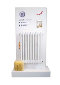 Zum Serviceangebot der Zehnder Charleston Verkaufsaktion geh&ouml;rt auch ein attraktives Produkt-Display inkl. Prospekthalterung und Lammfell-Reinigungsb&uuml;rste als Zubeh&ouml;r.