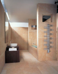 Der Zehnder Yucca in der symmetrischen Ausführung als Beispiel hochwertigster Chromverarbeitung aus einem Guss, die auch die Ventilverblendung sowie den Thermostat umfasst.     