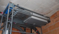 Der ComfoAir 200 kann äußerst platzsparend – wie etwa hier in einer abgehängten Trockenbaudecke - installiert werden. Damit eignet sich das Gerät ideal sowohl zur Nachrüstung als auch für den Neubau. Fotos: Zehnder