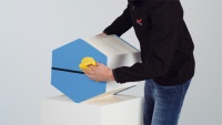 Dank einer neuartigen Polymer-Membran lässt sich der neue Zehnder Enthalpietauscher ganz leicht mit Wasser und mildem Reinigungsmittel auswaschen. Nach äußerlichem Abtrocknen und einer Stunde Trocknungsdauer kann er vom Bewohner einfach in das Gerät eingeschoben werden. Bilder: Zehnder