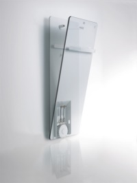 Die Anschlussbox Zehnder EasyFit verbirgt sämtliche Anschlüsse, die Anschlussarmatur sowie das Thermostatventil in sich. Zugleich sorgt EasyFit für besonders komfortable Montage, Entlüftung und Reinigung: Dank flexibler Rohre und eines innovativen Mechanismus lässt sich der Design-Heizkörper Zehnder Vitalo ganz leicht von der Wand klappen. Bilder: Zehnder