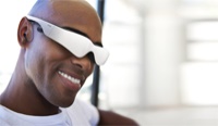 Die Kombination von cinemizer OLED und AmbiVision erlaubt es  ein einzigartiges Raumgefühl zu bieten – nur im echten Badezimmer zu stehen ist realistischer. Bild: Zeiss
