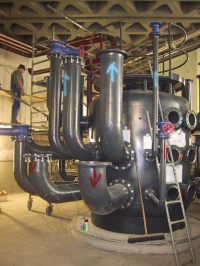Der Zortström-Hauptverteiler im Kesselhaus der NürnbergMesse während der Montage im Sommer 2003.