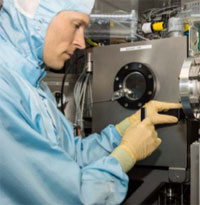 ZSW-Forscher im Labor mit Weltrekordsolarzelle. Bild:.......