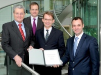 Freuen sich über den Abschluss des Kooperationsvertrages: (v. l.) Manfred Stather (ZVSHK-Präsident), Sebastian Jochem (Leiter Marketing-Services, E.ON Ruhrgas), Elmar Esser (Hauptgeschäftsführer ZVSHK) und Henning R. Deters (Vertriebsvorstand E.ON Ruhrgas). Foto: E.ON Ruhrgas