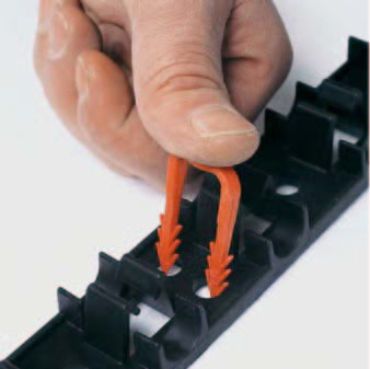 Abb. 4. Verlegung mit Schienen.<br />(Werkfoto: Rehau)